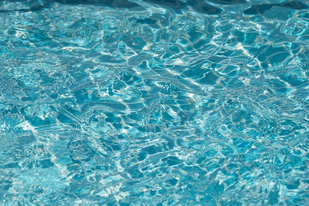 Close-up schöne blaue Wasseroberfläche und Bewegung, Selektive Fokus Wasseroberfläche im Schwimmbad