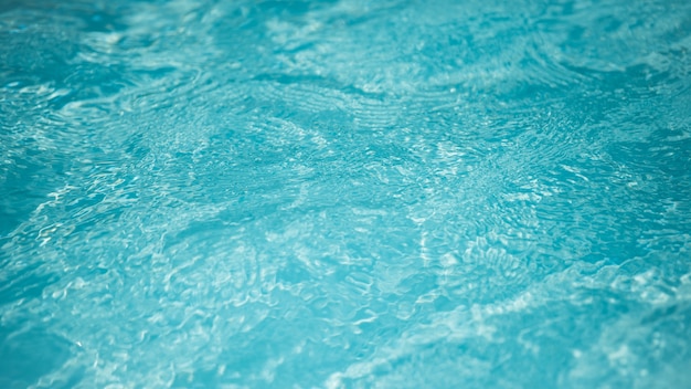 Close-up schöne blaue Wasseroberfläche und Bewegung, Tiefenschärfe Wasseroberfläche im Schwimmbad