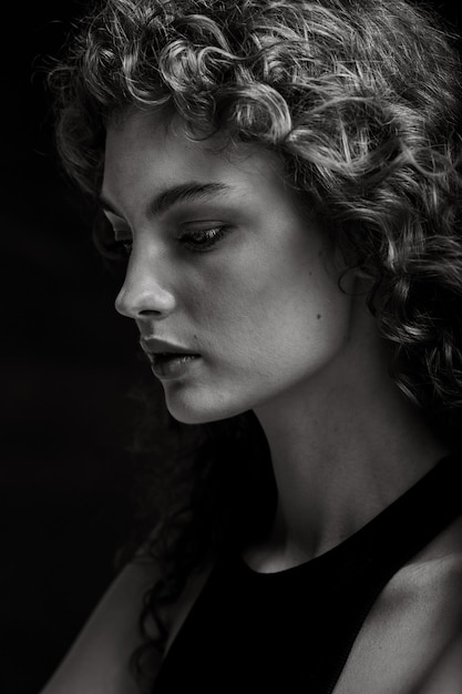Close-up Schwarz-Weiß-Porträt einer schönen kaukasischen jungen Frau im Profil.