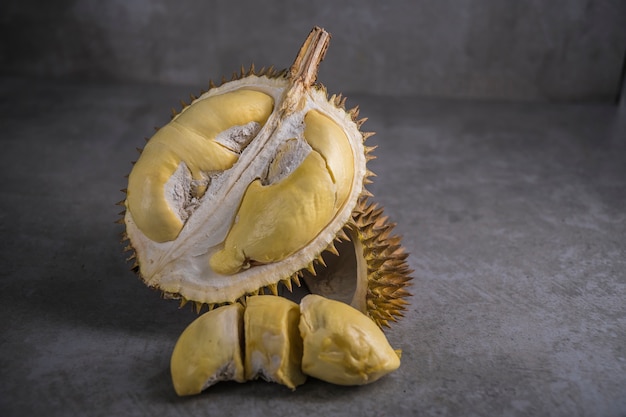 close up shot auf Durian, süße König der Früchte auf dunklem Hintergrund,