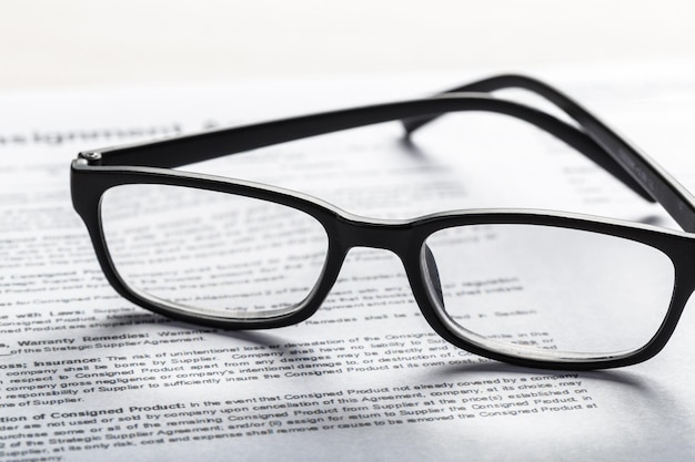 Close-up shot de óculos no conceito de negócio de documentos de documentos
