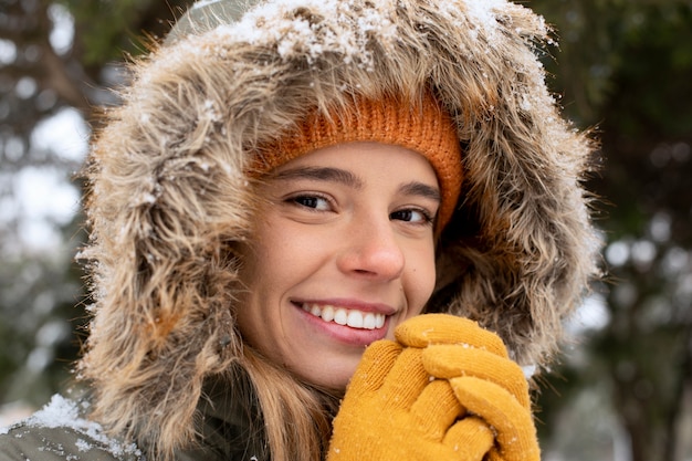 Close up Smiley Frau Wintersaison