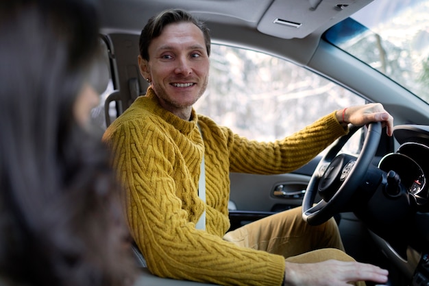 Foto close-up sorridente homem dirigindo carro