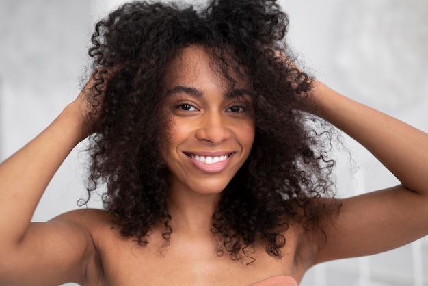 Foto close-up sorridente mulher com cabelo lindo