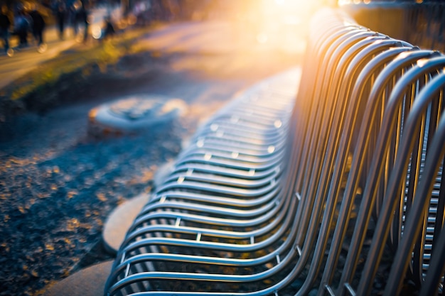 Close-up-Straßenbank-Metallrohre, die auf einer Straßenstruktur parallel zueinander angeordnet sind. Konzept für wetterbeständige Materialien und modernes Industriedesign. Platz für Werbung