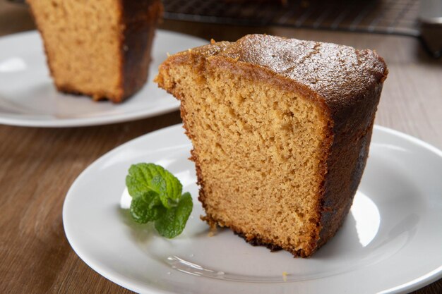 Close up Stück brasilianischen Maiskuchen mit einer Art Maismehl Fuba Auf einem hölzernen Partytisch Typische Süßigkeiten des Junifestes Maismehlkuchen