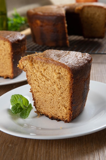 Close up Stück brasilianischen Maiskuchen mit einer Art Maismehl Fuba Auf einem hölzernen Partytisch Typische Süßigkeiten des Junifestes Maismehlkuchen