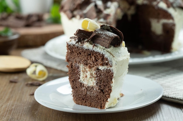 Close up Stück weißer Schokolade und dunkler Schokoladenkuchen zwei Lieben auf Holztisch Geburtstags- und Hochzeitstorte