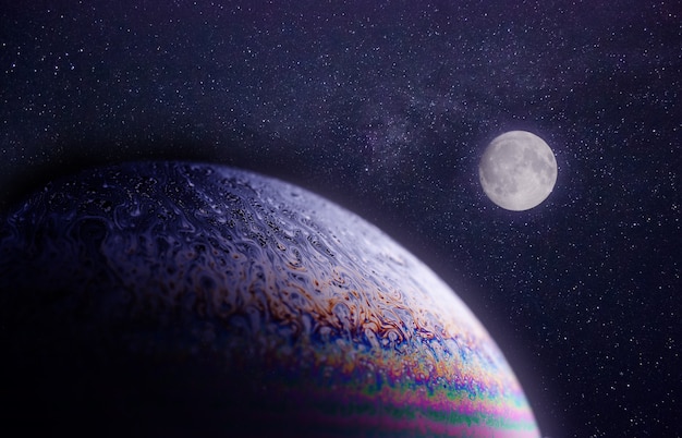 Close up superfície da bolha de sabão parece planeta no espaço noite céu estrelado e lua em uma colagem criativa. Fundo brilhante e criativo.