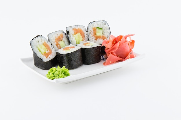 Close-up de sushi tradicional japonés sobre un fondo blanco.