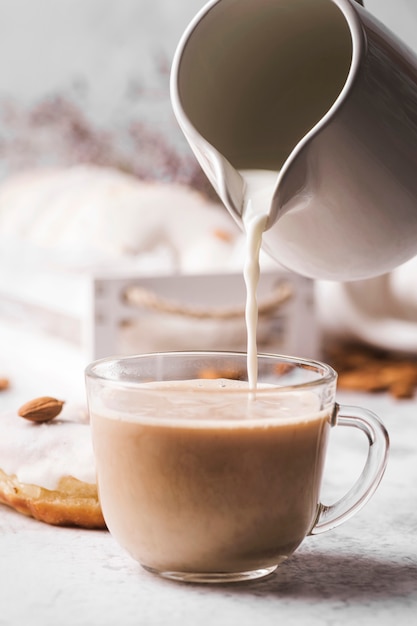 Close-up taza de café con leche