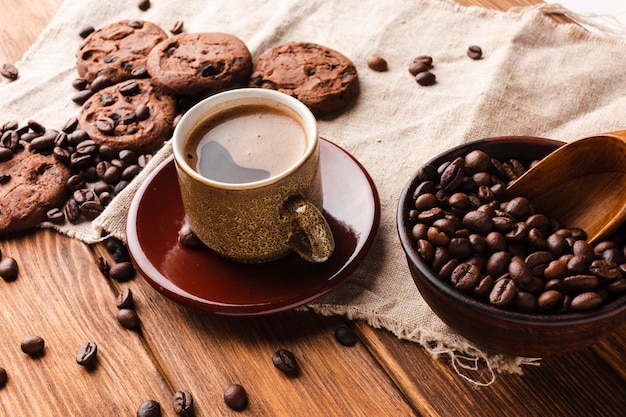 Close-up taza de café con sabrosas galletas