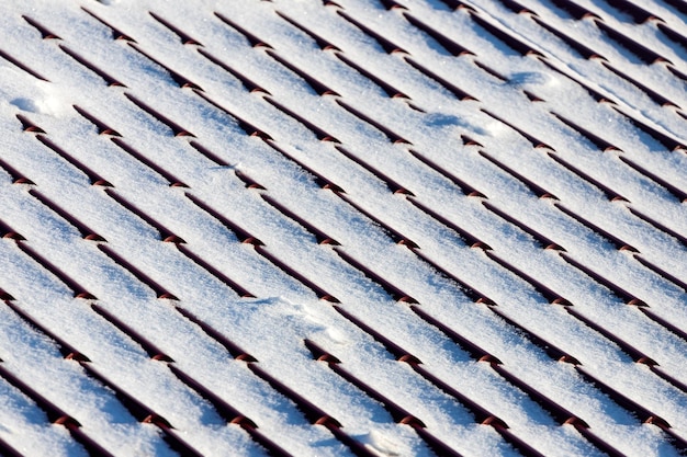 Close-up techo de tejas cubiertas de nieve