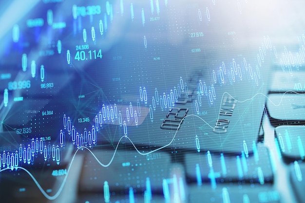 Close up del teclado de la computadora portátil y la tarjeta bancaria en el escritorio con vela brillante gráfico de divisas en fondo borroso Análisis del mercado de valores y concepto de inversión Imagen tonada Exposición doble