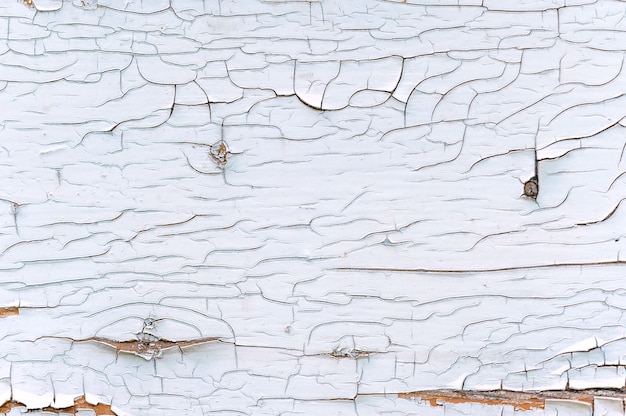 Close-up, textura de tinta branca descascada de madeira.