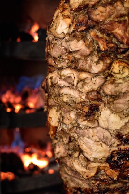 Close-up tiro de assar carne empilhada para ser usado na preparação de giros de pratos gregos tradicionais ou durum doner shawarma turco