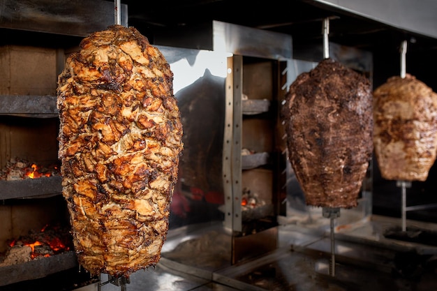 Close-up tiro de assar carne empilhada para ser usado na preparação de giros de pratos gregos tradicionais ou durum doner shawarma turco