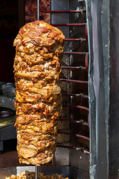 Foto close-up tiro de assar carne empilhada