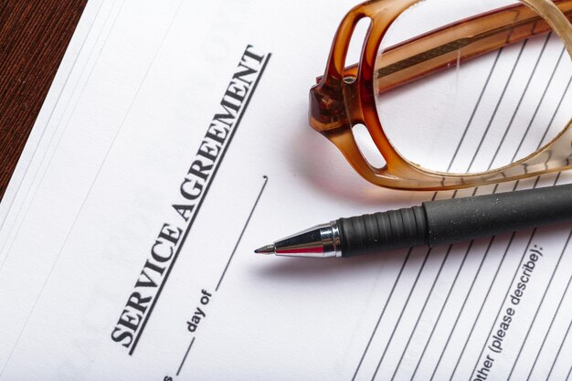Close-up tiro de óculos no conceito de negócio de documentos de documentos de contrato