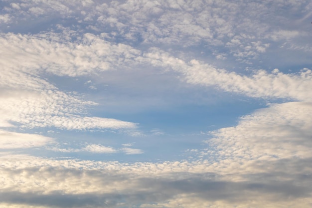 Close-up tiro de um lindo céu azul com nuvens