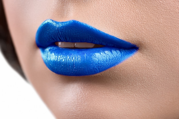 Close-up tiro dos lábios de uma mulher usando batom ou lip glo