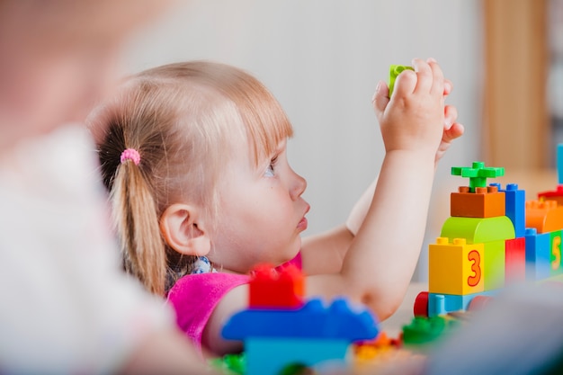 Foto close-up toddler girl playing