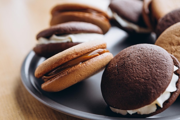 Close up Traditionelle Schokolade und Pumpkin Whoopie Pies mit Vanille-Frischkäse Hintergrund für Bäckereien, Cafés, Restaurants