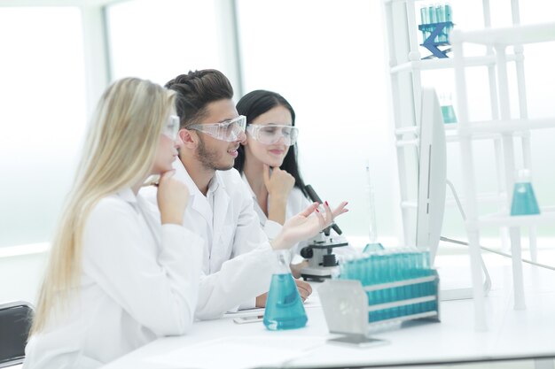 Close up.uma equipe de cientistas discutindo algo no Desk