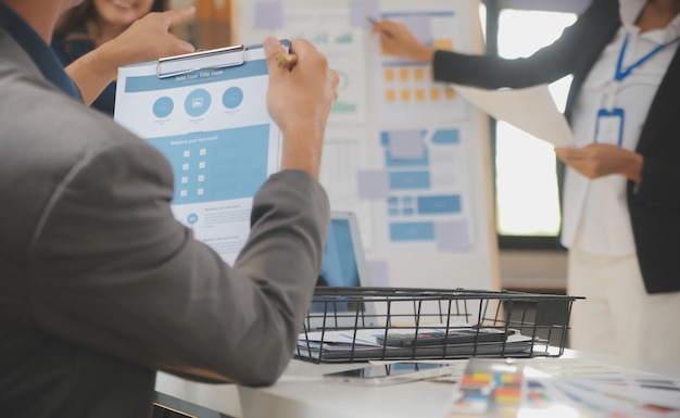 Close up ux desarrollador y ui diseñador utilizan realidad aumentada lluvia de ideas sobre la interfaz de la aplicación móvil diseño de wireframe en el escritorio en la oficina moderna agencia de desarrollo digital creativa