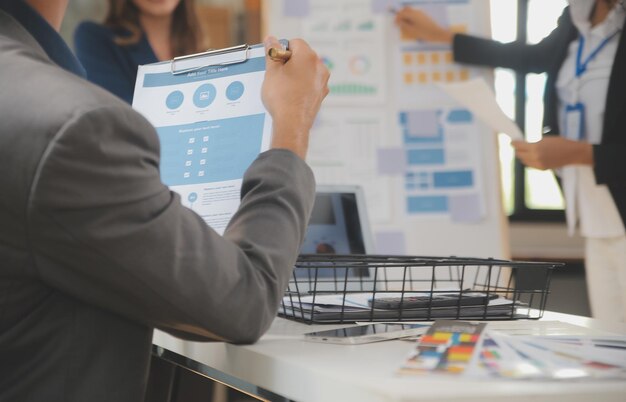 Close up ux desarrollador y ui diseñador utilizan realidad aumentada lluvia de ideas sobre la interfaz de la aplicación móvil diseño de wireframe en el escritorio en la oficina moderna agencia de desarrollo digital creativa