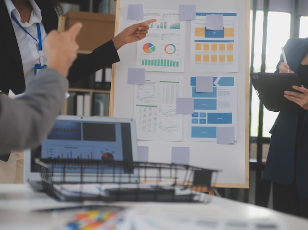 Close up ux desarrollador y ui diseñador utilizan realidad aumentada lluvia de ideas sobre la interfaz de la aplicación móvil diseño de wireframe en el escritorio en la oficina moderna agencia de desarrollo digital creativa