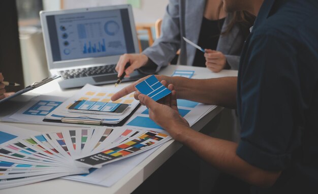 Close up ux desarrollador y ui diseñador utilizan realidad aumentada lluvia de ideas sobre la interfaz de la aplicación móvil diseño de wireframe en el escritorio en la oficina moderna agencia de desarrollo digital creativa