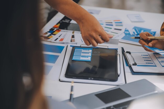 Close up ux desarrollador y ui diseñador utilizan realidad aumentada lluvia de ideas sobre la interfaz de la aplicación móvil diseño de wireframe en el escritorio en la oficina moderna agencia de desarrollo digital creativa