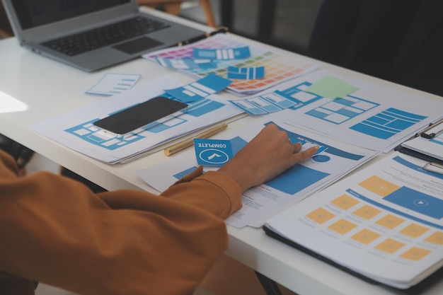 Close-up-UX-Entwickler und UI-Designer nutzen die erweiterte Realität Brainstorming über mobile App-Interface Wireframe-Design auf dem Schreibtisch in einem modernen BüroKreative digitale Entwicklungsagentur