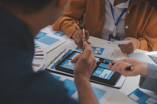 Close-up-UX-Entwickler und UI-Designer nutzen die erweiterte Realität Brainstorming über mobile App-Interface Wireframe-Design auf dem Schreibtisch in einem modernen BüroKreative digitale Entwicklungsagentur