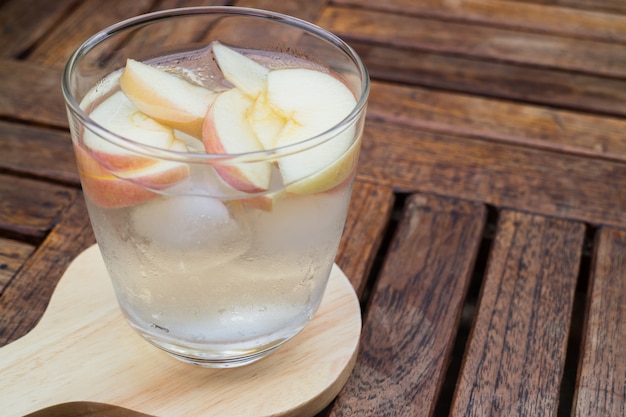 Close-up vaso de agua infundida de manzana