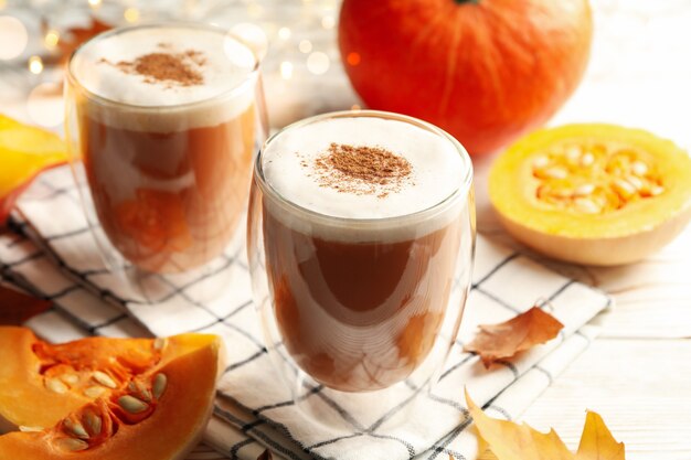 Close-up de vasos de calabaza con leche