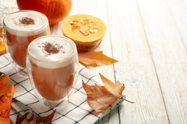 Close-up de vasos de calabaza con leche