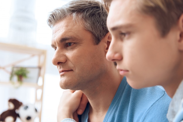 Close up Vater und Sohn umarmen sich