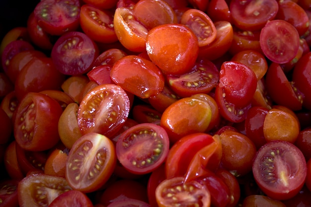 Close-up vermelho suculento maduro cortado dos tomates de cereja.