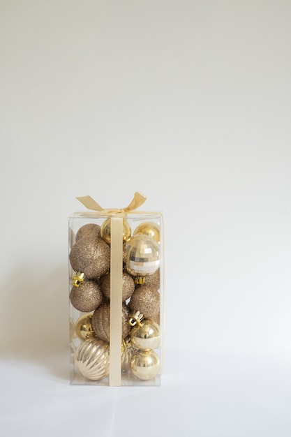 Close-up vertical da caixa de bola de natal com fundo branco e espaço de cópia.