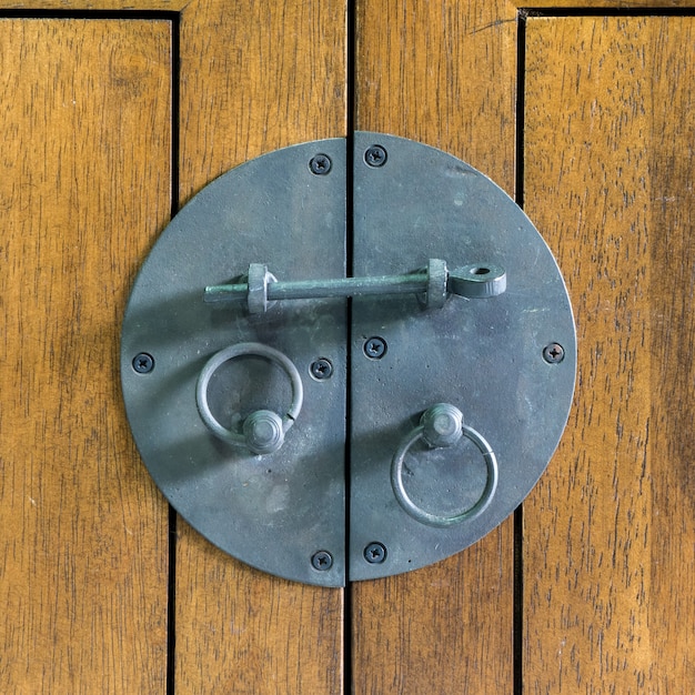 Foto close up - vintage black latch on wood