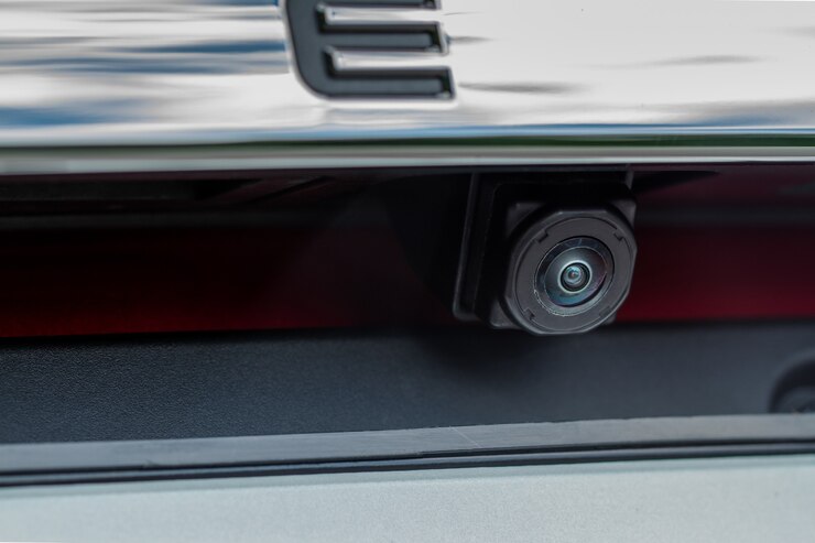 Foto close-up vista da câmera de vídeo auxiliar de estacionamento com vista traseira no carro. cameara retrovisor moderno no porta-malas do carro moderno. sistema de assistente de estacionamento.
