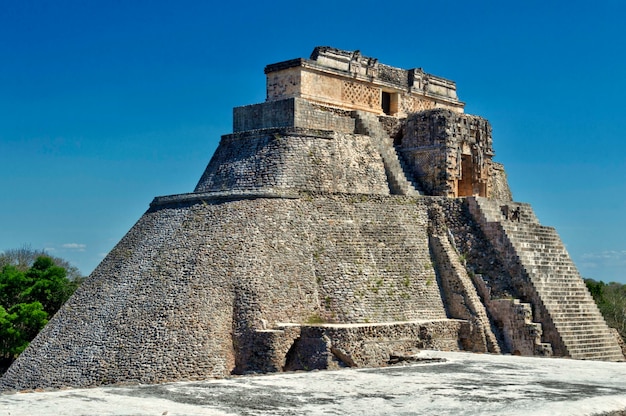 Close-up vista da casa do Adivino. Sítio arqueológico de Uxmal, localizado em Yucatan. Bela área turística.