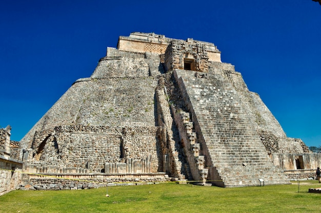 Close-up vista da casa do Adivino. Sítio arqueológico de Uxmal, localizado em Yucatan. Bela área turística.