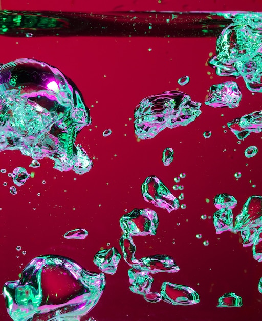 Close-up vista da cola fria e fresca com bolhas brilhantes em luz de néon. Textura de refrigerar a bebida do verão com bolhas macro no vidro. Fizzing ou flutuando até o topo da superfície, espirrando fluido.