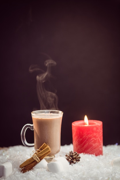 close-up vista da imagem composta de chocolate quente e vela