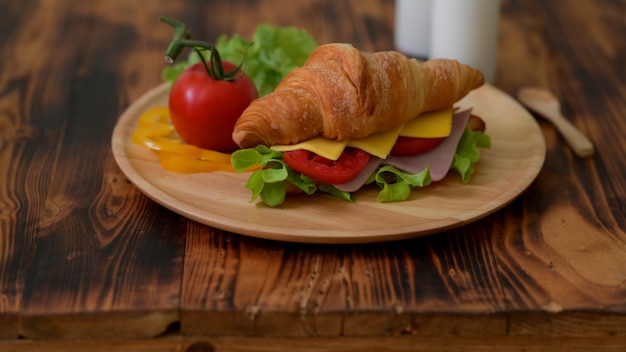 Close-up vista da refeição do café da manhã com sanduíche de croissant presunto e queijo