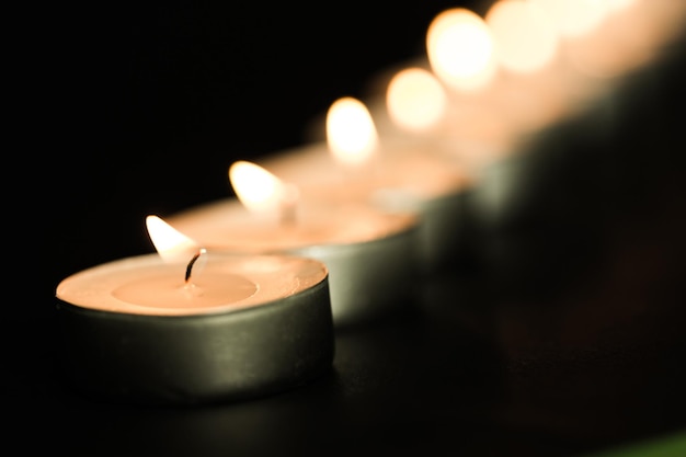 Close-up vista das velas cortando a escuridão.