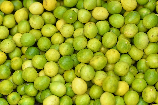 Close-up vista de limões verdes e amarelos
